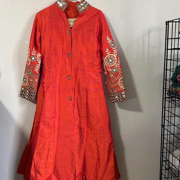 Gorgeous Indian outfit - Picture 3 of 3